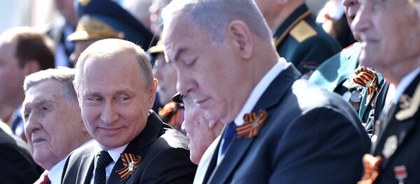 Президент РФ - Верховный главнокомандующий вооружёнными силами РФ Владимир Путин на военном параде в ознаменование 73-й годовщины Победы в Великой Отечественной войне 1941–1945 годов на Красной площади в Москве. Справа - премьер-министр Израиля Биньямин Нетаньяху Президент РФ - Верховный главнокомандующий вооружёнными силами РФ Владимир Путин на военном параде в ознаменование 73-й годовщины Победы в Великой Отечественной войне 1941–1945 годов на Красной площади в Москве. Справа - премьер-министр Израиля Биньямин Нетаньяху - Sputnik Азербайджан