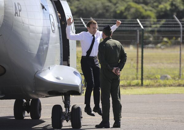 Президент Франции Эммануэль Макрон после прибытия на остров Новая Каледония в Тихом океане - Sputnik Азербайджан