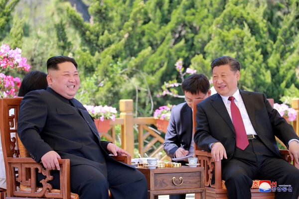 Лидер КНДР Ким Чен Ын на встрече с президентом Китая Си Цзиньпином в Даляне, Китай - Sputnik Азербайджан