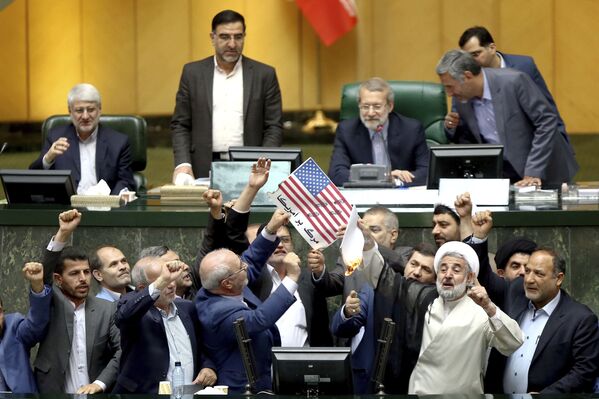 Сжигание бумаг с изображением американского флага и ядерную сделку в парламенте Ирана - Sputnik Азербайджан