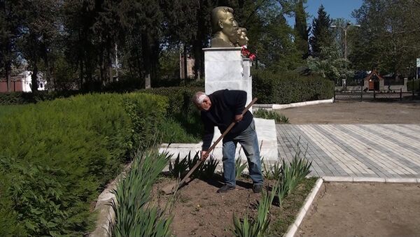 Азербайджанец ухаживает за парком Героев - Sputnik Азербайджан