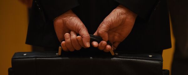 Портфель в руках мужчины, фото из архива Портфель в руках мужчины, фото из архива - Sputnik Азербайджан
