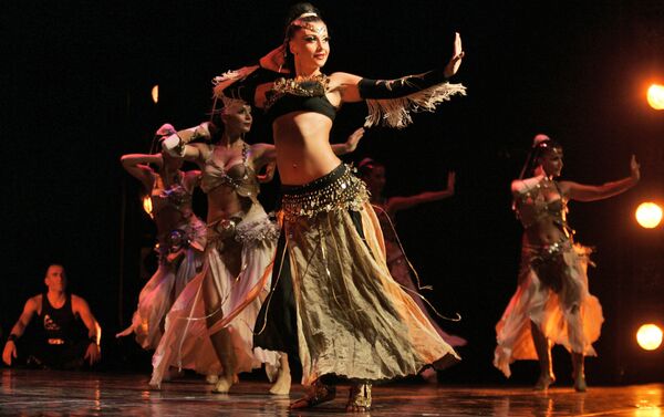 Танцовщицы из турецкой группы Огни Анатолии выступают на Западном берегу в Рамаллахе. 8 июля 2008 года - Sputnik Азербайджан