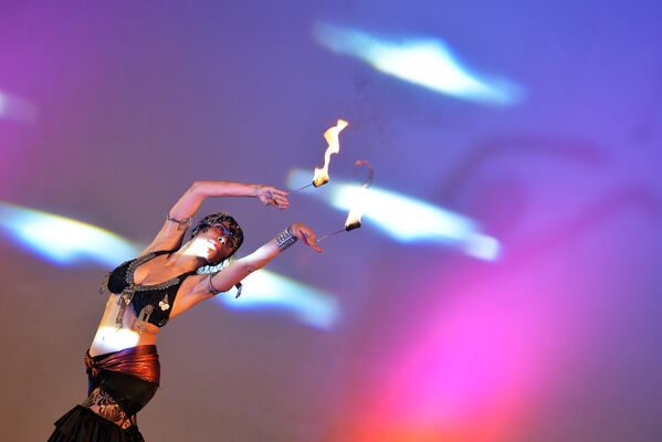 Танцовщица исполняет танец живота во время V ежегодного фестиваля Hip-Nosis. Город Бангалор, Индия. 26 октября 2013 года - Sputnik Азербайджан