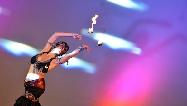Танцовщица исполняет танец живота во время V ежегодного фестиваля Hip-Nosis. Город Бангалор, Индия. 26 октября 2013 года - Sputnik Азербайджан