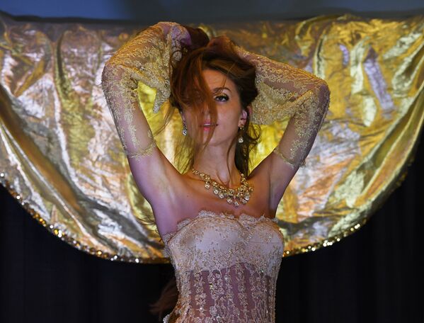Польская танцовщица Заина выступает на Чемпионате Вселенной по танцу живота в Лонг-Бич, Калифорния. 19 февраля 2017 года - Sputnik Азербайджан