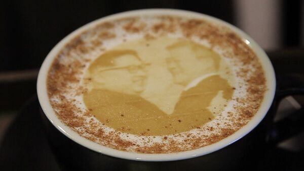 Кофе с изображением лидеров Корей появилось в одной из кофеен Кореи - Sputnik Азербайджан