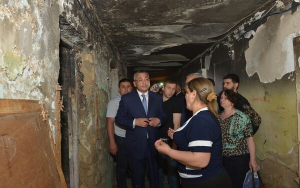 Председатель Госкомитета по делам беженцев и вынужденных переселенцев Ровшан Рзаев в здании общежития - Sputnik Азербайджан