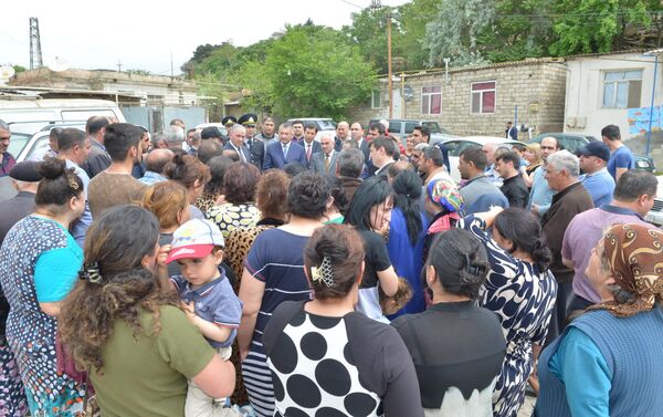 Ровшан Рзаев на встрече с вынужденными переселенцами - Sputnik Азербайджан