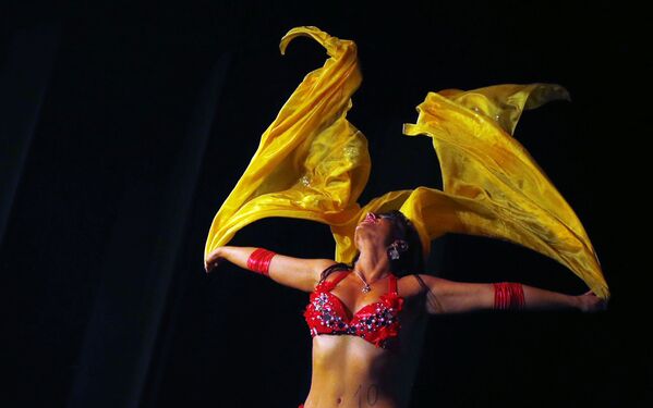 Танцовщица Лия Лебенски выступает во время соревнований Miss Belly-Dance Hungary в Будапеште - Sputnik Азербайджан