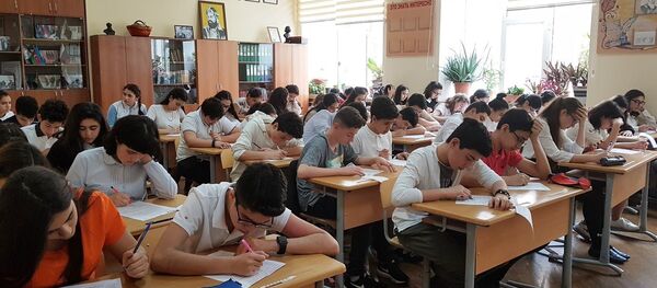 В Баку прошел очередной  тур Х (юбилейной) республиканской Олимпиады по русскому языку и литературе - Sputnik Азербайджан