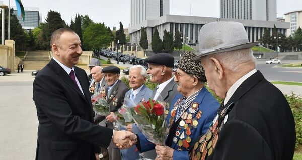 Участник Второй мировой войны Мир Мухаммед Алиев на встрече с президентом Ильхамом Алиевым Участник Второй мировой войны Мир Мухаммед Алиев на встрече с президентом Ильхамом Алиевым - Sputnik Азербайджан