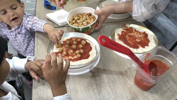 Кулинарный мастер-класс: дети научились готовить пиццу - Sputnik Азербайджан
