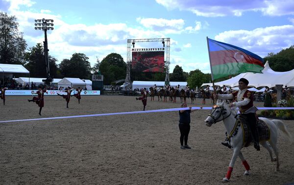 Azərbaycan Respublikası Atçılıq Federasiyası Royal Windsor Horse Showda Land of Fire – Azerbaijan adlı proqramla çıxış edib - Sputnik Azərbaycan