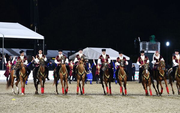 Azərbaycan Respublikası Atçılıq Federasiyası Royal Windsor Horse Showda Land of Fire – Azerbaijan adlı proqramla çıxış edib - Sputnik Azərbaycan