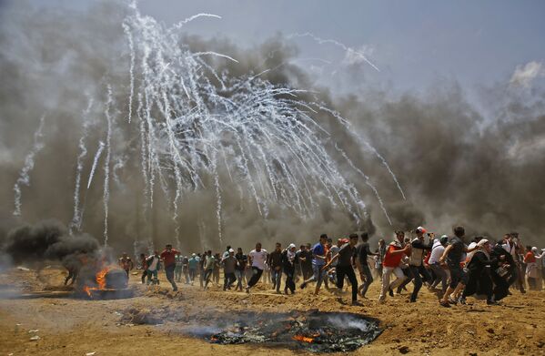 Столкновения палестинцев с израильскими военными в Газе - Sputnik Азербайджан
