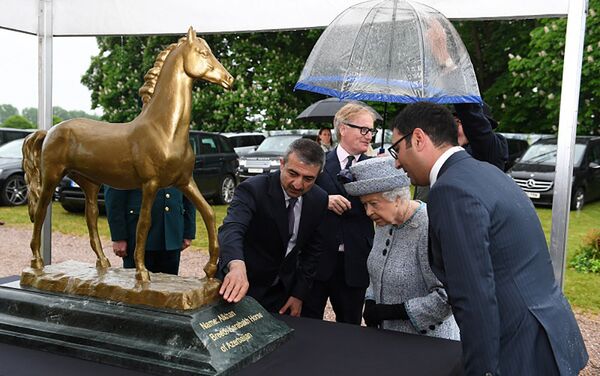Делегация ФКСА встретилась с королевой Великобритании Елизаветой II и в качестве символического подарка преподнесла ей бронзовую скульптуру карабахского скакуна - Sputnik Азербайджан
