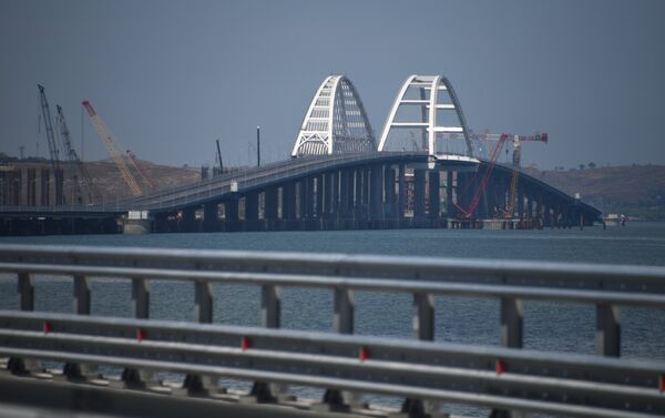 Начало движения автомобилей по мосту изначально было запланировано на декабрь 2018 года, однако строители завершили работы раньше, поэтому автомобильное движение по мосту через Керченский пролив будет запущено 16 мая - Sputnik Азербайджан