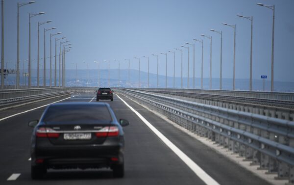 В Керчи 13 мая было запущено движение на новом путепроводе, который связал микрорайон Аршинцево и центр города без пересечения автоподхода к мосту - Sputnik Азербайджан