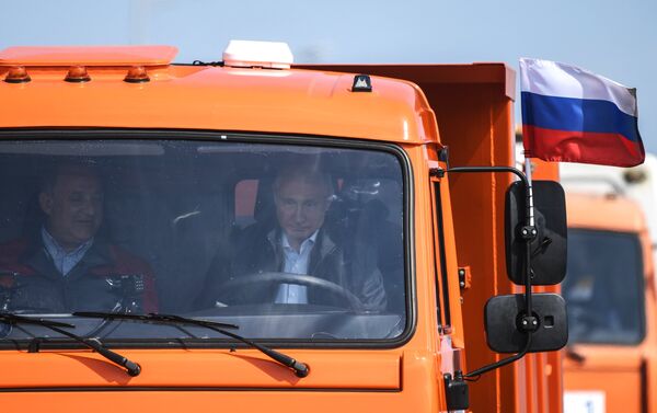 Президент Путин за рулем КамАЗа возглавил колонну из трех десятков грузовиков, которые испытали мост на прочность. Путь колонны от Краснодарского края до Керчи занял 16 минут - Sputnik Азербайджан