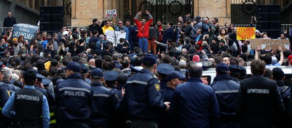 Акции протеста в Тбилиси, Грузия, 12 мая 2018 года Акции протеста в Тбилиси, Грузия, 12 мая 2018 года - Sputnik Азербайджан