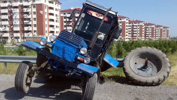 В Барде поезд столкнулся с трактором - Sputnik Azərbaycan