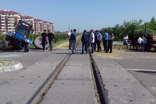 В Барде поезд столкнулся с трактором - Sputnik Азербайджан