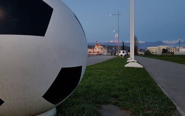На улицах города и вдоль проезжей части установлена футбольная атрибутика - Sputnik Азербайджан