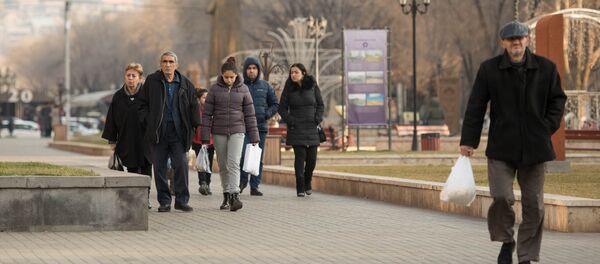 Прохожие в сквере Хачкаров - Sputnik Азербайджан