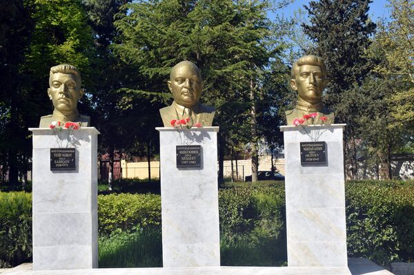 Слева направо: бюсты героев Советского Союза Юсифа Садыгова, Мардана Мусаева и Мастана Алиева Слева направо: бюсты героев Советского Союза Юсифа Садыгова, Мардана Мусаева и Мастана Алиева - Sputnik Азербайджан