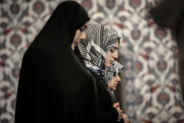 Женщины во время молитвы в первый день священного месяца Рамадан в Южной Африке - Sputnik Азербайджан