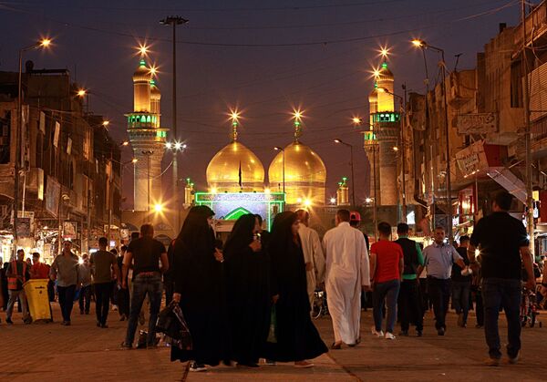 Верующие накануне страта священного месяца Рамадан в Ираке - Sputnik Азербайджан