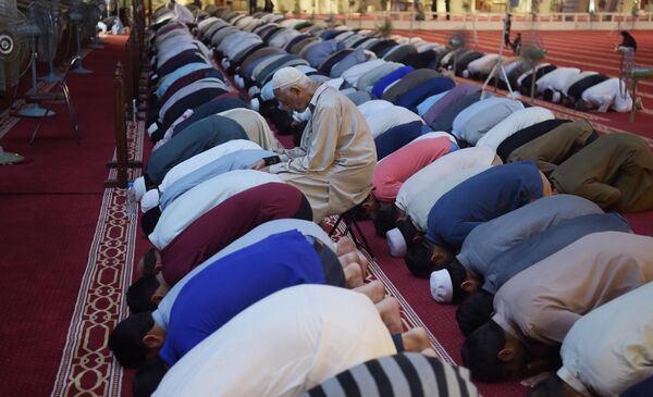 Мусульмане во время молитвы в первый день священного месяца Рамадан в Пакистане - Sputnik Азербайджан
