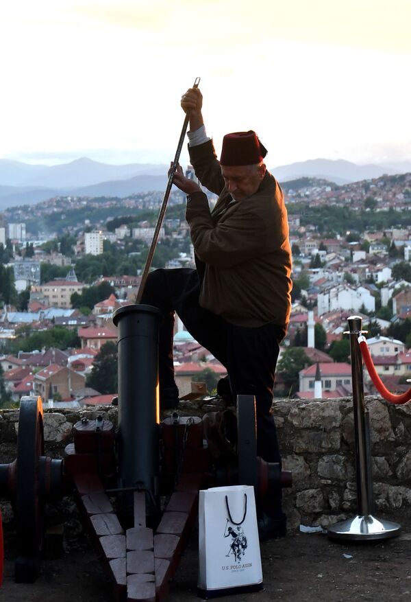 Мужчина заряжает миномет для фейерверков в Сараево, Босния и Герцеговина - Sputnik Азербайджан