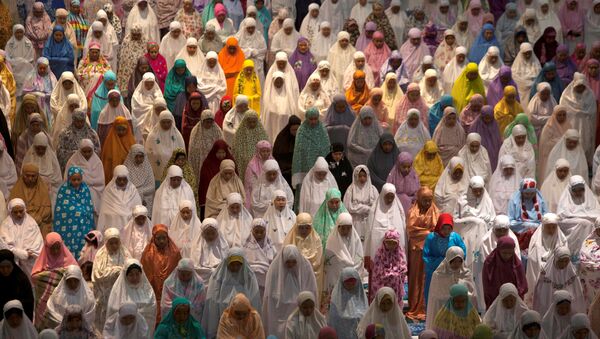 Мусульмане молятся во время священного месяца Рамадан в Индонезии - Sputnik Азербайджан