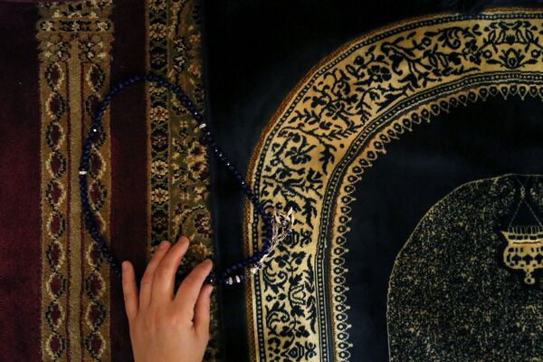 Nyu-Yorkdakı Eyyub Sultan mədəniyyət mərkəzində qadın Ramazan duası edərkən - Sputnik Azərbaycan