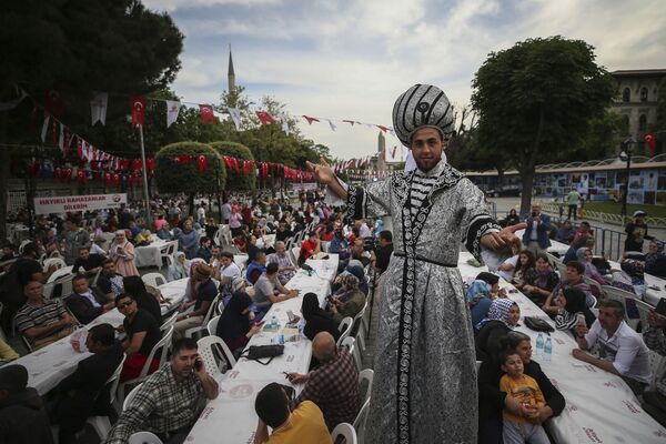Мужчина в Османском наряде во время трапезы в первый день священного месяца Рамадан в Турции - Sputnik Азербайджан