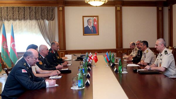 Министр обороны встретился с руководителями военно-учебных заведений Азербайджана, Турции и Грузии - Sputnik Азербайджан
