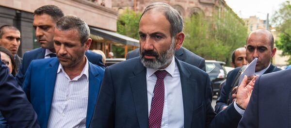 Премьер-министр Армении Никол Пашинян на пути от Дома правительства в министерство Экономики (15 мая 2018). Еревaн - Sputnik Азербайджан