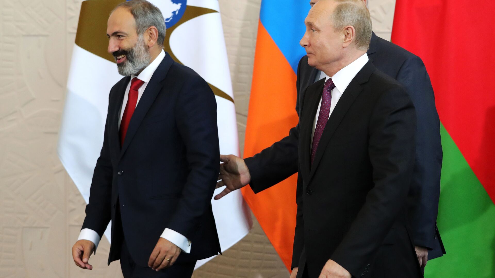 Vladimir Putin və Nikol Paşinyan Soçi görüşü zamanı, 14 may 2018-ci il - Sputnik Azərbaycan, 1920, 02.08.2022