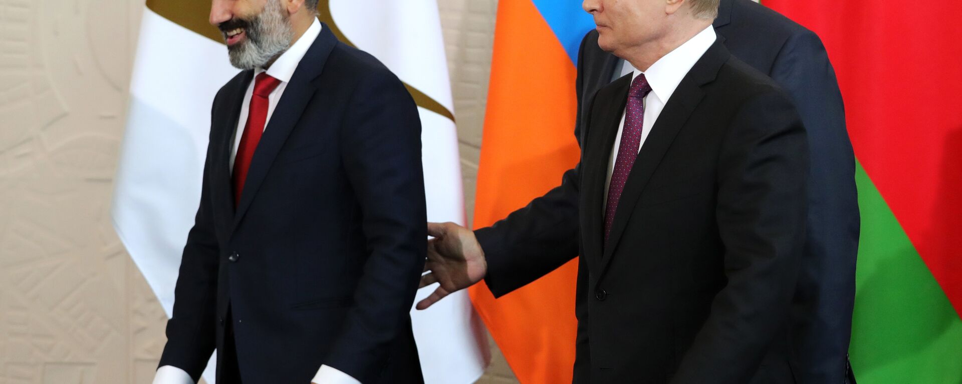 Vladimir Putin və Nikol Paşinyan Soçi görüşü zamanı, 14 may 2018-ci il - Sputnik Azərbaycan, 1920, 25.02.2021