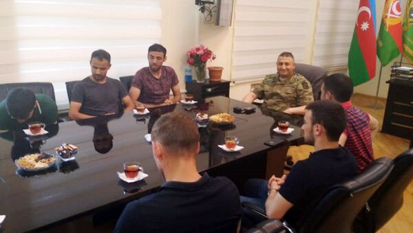 Футболисты футбольного клуба Карабах посетили  N-ую воинскую часть в Карабахском регионе - Sputnik Азербайджан