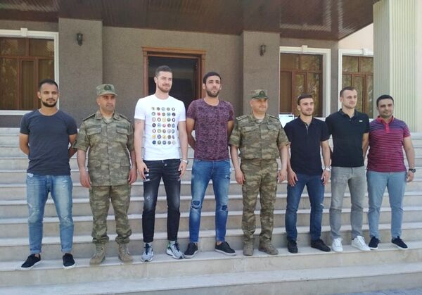 Футболисты футбольного клуба Карабах в одной из воинских частей в Карабахском регионе Футболисты футбольного клуба Карабах в одной из воинских частей в Карабахском регионе - Sputnik Азербайджан