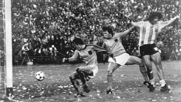 Марио Кемпес, справа, в ходе матча между сборными Аргентины и Нидерландов, 25 июня 1978 года - Sputnik Азербайджан