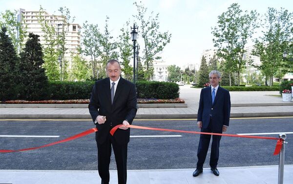 Ильхам Алиев принял участие в открытии нового административного здания партии Ени Азербайджан - Sputnik Азербайджан