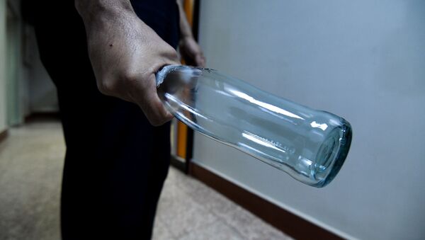 Бутылка в руке, фото из архива - Sputnik Азербайджан
