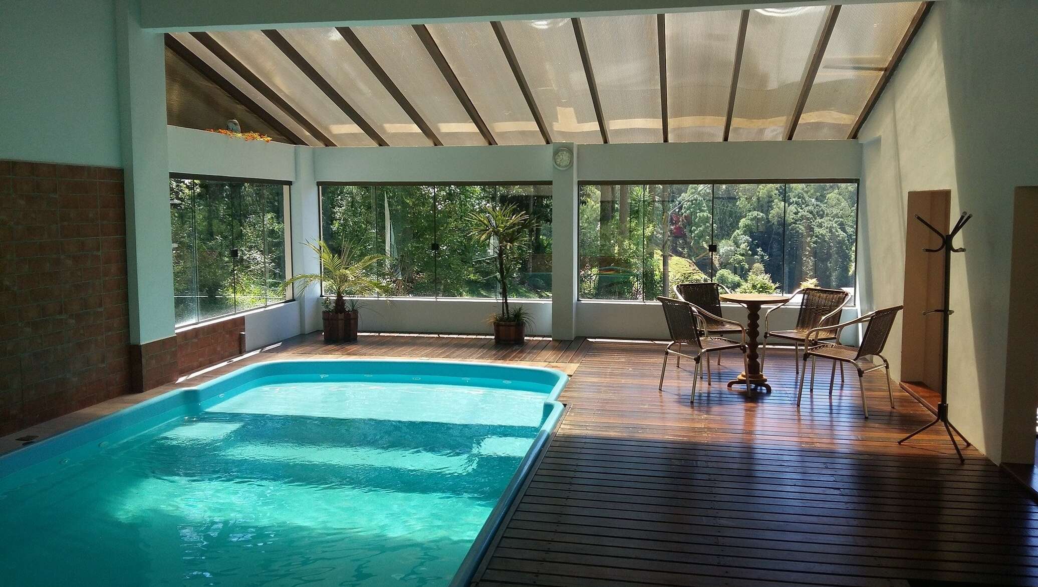 У темы гостевой дом. Отель и бассейн 8 Avenue Pool&Hotel. Swimming Pool Railing.