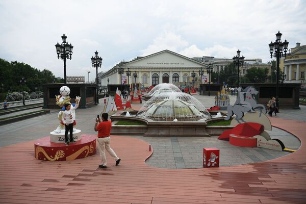 Арт-объекты, установленные к чемпионату мира по футболу 2018, на Манежной площади в Москве - Sputnik Азербайджан
