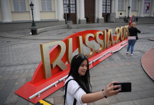 Девушка делает селфи у арт-объекта, установленного к чемпионату мира по футболу 2018 на Манежной площади в Москве - Sputnik Азербайджан