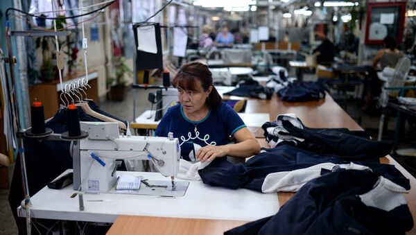 Производственный цех швейной фабрики, фото из архива - Sputnik Азербайджан